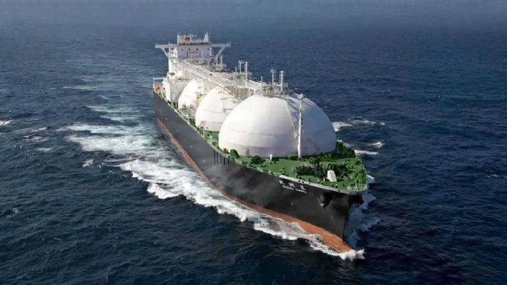 本報(bào)訊 9月20日，在萬里長江入海口北側(cè)的江蘇省啟東市，由南通中集太平洋海洋工程有限公司采用河鋼集團(tuán)舞鋼公司高錳鋼制造的國內(nèi)首臺套高錳鋼船“GasChemPhoenix”用燃料罐交付使用。舞鋼生產(chǎn)的高錳鋼在國內(nèi)率先實(shí)現(xiàn)了實(shí)船應(yīng)用，標(biāo)志著新一代低成本、高性能超低溫用國產(chǎn)高錳鋼從材料的基礎(chǔ)研究向國內(nèi)工程應(yīng)用邁出了堅(jiān)實(shí)的一步，對高錳低溫鋼的推廣和應(yīng)用具有里程碑式的意義。 LNG（液化天然氣）新型低溫材料高錳鋼，是一種錳含量在22%~25%、不含鎳的一種純奧氏體合金鋼，具有良好低溫韌性、高強(qiáng)度、高延展性能，相比目前傳統(tǒng)LNG船罐材料所用的鎳系低溫鋼，有更加明顯的經(jīng)濟(jì)效益。因此高錳鋼的應(yīng)用對于LNG船舶制造企業(yè)降低生產(chǎn)成本、提升市場競爭力等方面有著重要的實(shí)際意義。  1728719721157406.jpg  為助力國家清潔能源水上應(yīng)用，落實(shí)河鋼集團(tuán)戰(zhàn)略部署，舞鋼作為中國特鋼生產(chǎn)基地，于2019年在國內(nèi)率先工業(yè)化生產(chǎn)出不同厚度規(guī)格（8毫米~63.5毫米）的高錳鋼板。經(jīng)中國船舶重工集團(tuán)公司某研究所檢驗(yàn)，該產(chǎn)品塑韌性優(yōu)良，指標(biāo)遠(yuǎn)超IMO（國際海事組織）和船規(guī)的最新要求，達(dá)到國際先進(jìn)水平，打破了國外長期壟斷船用LNG高錳鋼的局面，率先填補(bǔ)了國內(nèi)該種鋼材生產(chǎn)技術(shù)空白。 2022年以來，為了加速高錳鋼實(shí)船應(yīng)用，由船級社、舞鋼、南通中集太平洋海洋工程有限公司及研究院所等單位共同組建聯(lián)合研發(fā)團(tuán)隊(duì)，突破了高錳鋼的材料性能調(diào)控、焊材研發(fā)匹配、儲罐成型制備等一系列技術(shù)瓶頸，并發(fā)布了產(chǎn)品標(biāo)準(zhǔn)和應(yīng)用指南，實(shí)現(xiàn)了我國高錳鋼從材料到應(yīng)用全產(chǎn)業(yè)鏈條的原始創(chuàng)新。