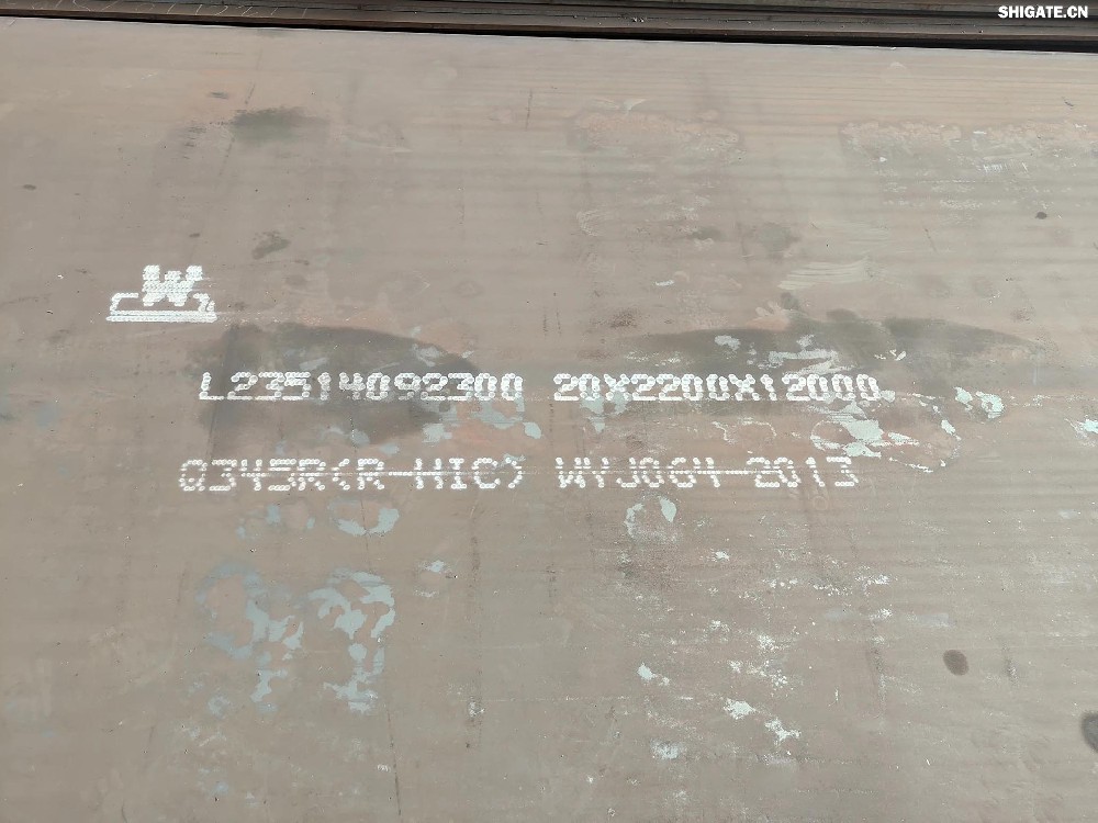 11月29日，河鋼集團(tuán)舞鋼公司研發(fā)生產(chǎn)的一批超長高端容器鋼板順利通過馬來西亞客戶的現(xiàn)場見證檢驗(yàn)，各項(xiàng)性能指標(biāo)完全優(yōu)于合同要求，將如期發(fā)往客戶，用于馬來西亞某清潔能源項(xiàng)目的天然氣管道制作。  集團(tuán)強(qiáng)調(diào)，要突出“四個(gè)更加關(guān)注”，堅(jiān)定不移貼近市場和客戶，充分釋放區(qū)位、裝備、技術(shù)等優(yōu)勢，加快由生產(chǎn)型企業(yè)向“制造+服務(wù)”型企業(yè)轉(zhuǎn)變。舞鋼深入貫徹落實(shí)集團(tuán)工作要求，充分利用在寬厚板領(lǐng)域的技術(shù)優(yōu)勢，貼近市場需求，突出“四個(gè)更加關(guān)注”，做好針對海外客戶的技術(shù)服務(wù)，穩(wěn)步拓寬舞鋼寬厚板的海外市場。  9541fe68502f1ece2785f98dc10bb05b.jpg  在與馬來西亞某客戶深度對接中，舞鋼了解到該客戶急需一種高端容器鋼板用于某能源項(xiàng)目建設(shè)，但因?yàn)殇摪迳a(chǎn)難度大，要求的交貨期短，此前已有多個(gè)鋼廠望而卻步。在深度了解客戶需求的基礎(chǔ)上，舞鋼毫不猶豫地承接了該單合同。針對該批鋼板各項(xiàng)性能指標(biāo)要求高，生產(chǎn)流程須符合美國ASTM、ASME標(biāo)準(zhǔn)，且全部是超長鋼板的實(shí)際情況，舞鋼充分發(fā)揮技術(shù)優(yōu)勢，為其設(shè)計(jì)專屬的供貨方案，解決了客戶諸多技術(shù)性難題。  研發(fā)過程中，舞鋼依托雄厚的專業(yè)技術(shù)實(shí)力，優(yōu)化冶煉工藝，創(chuàng)新軋制與熱處理工藝，在確保產(chǎn)品各項(xiàng)性能指標(biāo)均優(yōu)于客戶需求的前提下，提高了生產(chǎn)效率，滿足了客戶對合同交貨期的特殊需求，贏得了客戶好評。