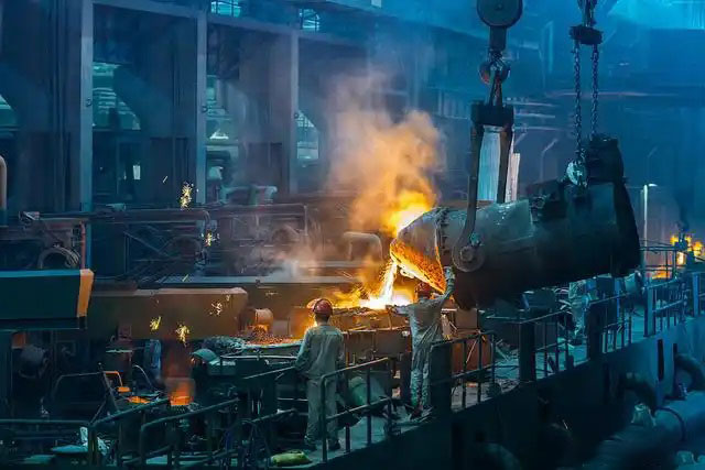 鋼鐵行業是全球工業體系中的重要支柱之一,其產品廣泛應用于基礎設施建設、機械制造、汽車工業等領域。隨著全球工業化進程的不斷深入,鋼鐵行業呈現出國際化競爭格局。在眾多鋼鐵制造企業中,有6家公司以其出色的經營業績和強大的市場地位脫穎而出,成為了世界鋼鐵制造業的領軍企業。  第一，是總部位于中國的寶鋼集團。寶鋼集團創立于1992年,作為中國最大的鋼鐵生產企業,其年產鋼鐵超過1億噸,在全球鋼鐵企業中居首位。寶鋼集團擁有先進的煉鋼技術和完善的產業鏈,產品涵蓋了碳鋼、合金鋼、不銹鋼等多個品類,廣泛應用于汽車、家電、建筑等領域。在國內市場上,寶鋼集團占據主導地位,同時也積極拓展海外市場,在全球范圍內享有較高的品牌知名度。   第二，是同樣總部設在中國的武鋼集團。武鋼集團成立于1958年,是中國最早的鋼鐵生產企業之一,擁有悠久的歷史和豐富的生產經驗。該集團主營碳鋼和合金鋼的生產,年產量超過5000萬噸,位居全球第二。武鋼集團不僅在國內市場占有重要地位,同時也積極開拓海外市場,產品遠銷歐洲、東南亞等地區。近年來,武鋼集團通過并購重組等方式不斷擴大產能,提升了其在全球鋼鐵行業的影響力。   第三，是總部位于印度的塔塔鋼鐵公司。塔塔鋼鐵公司成立于1907年,是全球歷史最悠久的鋼鐵制造企業之一。該公司年產鋼鐵超過1800萬噸,產品涵蓋了碳鋼、合金鋼、不銹鋼等種類,廣泛應用于汽車、基礎設施、機械制造等領域。憑借雄厚的技術實力和優秀的管理團隊,塔塔鋼鐵公司在全球鋼鐵市場上占據了重要地位,在發展中國家市場尤其具有優勢。   第四，是總部位于日本的新日鐵住金株式會社。新日鐵住金株式會社是日本最大的鋼鐵制造企業,年產鋼鐵約4500萬噸,位居全球第四。該公司擁有業內領先的技術水平,在煉鋼、軋鋼等工藝上均有很強的競爭力。同時,新日鐵住金還積極推動產品創新,開發出多種高性能鋼材,廣泛應用于汽車制造、電子電器等行業。憑借雄厚的技術實力和優質的產品,新日鐵住金在日本國內以及東亞地區市場占據主導地位。   第五,是總部位于韓國的POSCO。POSCO創立于1968年,是韓國最大的鋼鐵制造企業,年產鋼鐵約4000萬噸。POSCO在煉鋼技術、產品研發等方面均處于業內領先水平,旗下擁有多家海外子公司,業務覆蓋全球主要市場。近年來,POSCO不斷優化產品結構,提升高附加值鋼材的占比,在汽車制造、電子等領域具有較強的市場競爭力。憑借優秀的經營業績和穩健的財務狀況,POSCO在全球鋼鐵行業中占據重要地位。   第六,是總部位于美國的美國鋼鐵公司。美國鋼鐵公司創立于1901年,是美國最大的鋼鐵制造企業,年產鋼鐵約1600萬噸。該公司在碳鋼、不銹鋼等品類的生產上均具有較強的技術實力,產品廣泛應用于汽車制造、基礎設施建設等領域。近年來,美國鋼鐵公司通過資產重組和技術創新等措施,不斷提升自身競爭力,在北美市場保持領先地位。   舉報/反饋