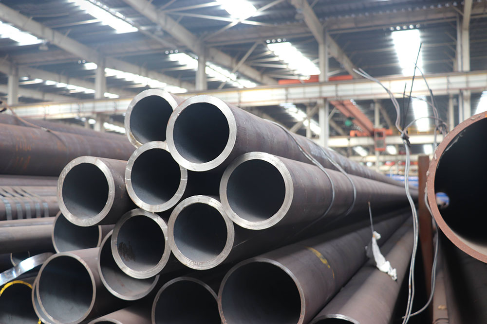 無(wú)縫管 (seamless tube) 美標(biāo)API 5L 無(wú)縫管是一種具有中空截面、周邊沒有接縫的長(zhǎng)條鋼材。鋼管具有中空截面,大量用作輸送流體的管道,如輸送石油、天然氣、煤氣、水及某些固體物料的管道等。鋼管與圓鋼等實(shí)心鋼材相比,在抗彎抗扭強(qiáng)度相同時(shí),重量較輕,是一種經(jīng)濟(jì)截面鋼材,廣泛用于制造結(jié)構(gòu)件和機(jī)械零件,如石油鉆桿、汽車傳動(dòng)軸、自行車架以及建筑施工中用的鋼腳手架等。用鋼管制造環(huán)形零件,可提高材料利用率,簡(jiǎn)化制造工序,節(jié)約材料和加工工時(shí),如滾動(dòng)軸承套圈、千斤頂套等,目前已廣泛用鋼管來(lái)制造。鋼管還是各種常規(guī)武器不可缺少的材料,槍管、炮筒等都要鋼管來(lái)制造。鋼管按橫截面積形狀的不同可分為圓管和異型管。由于在周長(zhǎng)相等的條件下,圓面積最大,用圓形管可以輸送更多的流體。此外,圓環(huán)截面在承受內(nèi)部或外部徑向壓力時(shí),受力較均勻,因此,絕大多數(shù)鋼管是圓管。 但是,圓管也有一定的局限性,如在受平面彎曲的條件下,圓管就不如方、矩形管抗彎強(qiáng)度大,一些農(nóng)機(jī)具骨架、鋼木家具等就常用方、矩形管。根據(jù)不同用途還需有其他截面形狀的異型鋼管。 目前,全世界生產(chǎn)無(wú)縫管的共計(jì)有110多個(gè)國(guó)家的1850多個(gè)公司下的5100多個(gè)生產(chǎn)廠,其中生產(chǎn)石油管的有44個(gè)國(guó)家的170多個(gè)公司下的260多個(gè)廠。2000年,無(wú)縫管全國(guó)表觀消費(fèi)量為418.0萬(wàn)噸,其中國(guó)內(nèi)供應(yīng)量的382.1萬(wàn)噸,占國(guó)內(nèi)總需求的91.4%。進(jìn)口為35.9萬(wàn)噸,占國(guó)內(nèi)總需求的8.59%。同年石油管消費(fèi)量大約為91萬(wàn)噸。進(jìn)口約25.2萬(wàn)噸。進(jìn)口管占國(guó)內(nèi)總消費(fèi)量的大約70%,其中進(jìn)口管占國(guó)內(nèi)總消費(fèi)量的27.69%,石油管進(jìn)口量約占無(wú)縫管總進(jìn)口量的大約70%。從日本進(jìn)口的石油管占總進(jìn)口量一半以上。中國(guó)最大的石油套管生產(chǎn)基地——天津鋼管公司2000年的鋼管產(chǎn)品出來(lái)為52.20萬(wàn)噸,其中石油套管產(chǎn)量為36.41萬(wàn)噸。套管占全國(guó)石油產(chǎn)量的一半以上。在產(chǎn)量和銷售量上都占中國(guó)套管市場(chǎng)的第一位。 從國(guó)際和國(guó)內(nèi)兩個(gè)市場(chǎng)來(lái)看,無(wú)縫管(包括石油專用管)的現(xiàn)有生產(chǎn)能力均已大于需求。所以,今后的重點(diǎn)應(yīng)放在充分發(fā)揮現(xiàn)有機(jī)組的能力,開發(fā)出高強(qiáng)度等級(jí)、高抗擊毀、高抗腐蝕的石油管、高壓鍋爐管和氣瓶管等產(chǎn)品。也是國(guó)家針對(duì)當(dāng)前我國(guó)鋼鐵市場(chǎng)進(jìn)行優(yōu)化產(chǎn)品結(jié)構(gòu)的內(nèi)容。這也是增加在國(guó)內(nèi)外產(chǎn)品競(jìng)爭(zhēng)力、擴(kuò)大市場(chǎng)份額的關(guān)鍵所在。就是說(shuō),提高國(guó)內(nèi)鋼管企業(yè)的市場(chǎng)競(jìng)爭(zhēng)力是加和WTO以后國(guó)內(nèi)企業(yè)長(zhǎng)期的任務(wù)和成功發(fā)展的關(guān)鍵。 1.結(jié)構(gòu)用無(wú)縫管(GB/T8162-1999)是用于一般結(jié)構(gòu)和機(jī)械結(jié)構(gòu)的無(wú)縫管。 2.流體輸送用無(wú)縫管(GB/T8163-1999)是用于輸送水、油、氣等流體的一般無(wú)縫管。 3.低中壓鍋爐用無(wú)縫管(GB3087-1999)是用于制造各種結(jié)構(gòu)低中壓鍋爐過(guò)熱蒸汽管、沸水管及機(jī)車鍋爐用過(guò)熱蒸汽管、大煙管、小煙管和拱磚管用的優(yōu)質(zhì)碳素結(jié)構(gòu)鋼熱軋和冷拔(軋)無(wú)縫管。 4.高壓鍋爐用無(wú)縫管(GB5310-1995)是用于制造高壓及其以上壓力的水管鍋爐受熱面用的優(yōu)質(zhì)碳素鋼、合金鋼和不銹耐熱鋼無(wú)縫管。 5.化肥設(shè)備用高壓無(wú)縫管(GB6479-2000)是適用于工作溫度為-40~400℃、工作壓力為10~30Ma的化工設(shè)備和管道的優(yōu)質(zhì)碳素結(jié)構(gòu)鋼和合金鋼無(wú)縫管。 6.石油裂化用無(wú)縫管(GB9948-88)是適用于石油精煉廠的爐管、熱交換器和管道無(wú)縫管。 7.地質(zhì)鉆探用鋼管(YB235-70)是供地質(zhì)部門進(jìn)行巖心鉆探使用的鋼管,按用途可分為鉆桿、鉆鋌、巖心管、套管和沉淀管等。 8.金剛石巖芯鉆探用無(wú)縫管(GB3423-82)是用于金剛石巖芯鉆探的鉆桿、巖心桿、套管的無(wú)縫管。 9.石油鉆探管(YB528-65)是用于石油鉆探兩端內(nèi)加厚或外加厚的無(wú)縫管。鋼管分車絲和不車絲兩種,車絲管用接頭聯(lián)結(jié),不車絲管用對(duì)焊的方法與工具接頭聯(lián)結(jié)。 10.船舶用碳鋼無(wú)縫管(GB5213-85)是制造船舶I級(jí)耐壓管系、Ⅱ級(jí)耐壓管系、鍋爐及過(guò)熱器用的碳素鋼無(wú)縫管。碳素鋼無(wú)縫管管壁工作溫度不超過(guò)450℃,合金鋼無(wú)縫管管壁工作溫度超過(guò)450℃。 11.汽車半軸套管用無(wú)縫管(GB3088-82)是制造汽車半軸套管及驅(qū)動(dòng)橋橋殼軸管用的優(yōu)質(zhì)碳素結(jié)構(gòu)鋼和合金結(jié)構(gòu)鋼熱軋無(wú)縫管。 12.柴油機(jī)用高壓油管(GB3093-86)是制造柴油機(jī)噴射系統(tǒng)高壓管用的冷拔無(wú)縫管。 13.液壓和氣動(dòng)缸筒用精密內(nèi)徑無(wú)縫管(GB8713-88)是制造液壓和氣動(dòng)缸筒用的具有精密內(nèi)徑尺寸的冷拔或冷軋精密無(wú)縫管。 14.冷拔或冷軋精密無(wú)縫管(GB3639-83)是用于機(jī)械結(jié)構(gòu)、液壓設(shè)備的尺寸精度高和表面光潔度好的冷拔或冷軋精密無(wú)縫管。選用精密無(wú)縫管制造機(jī)械結(jié)構(gòu)或液壓設(shè)備等,可以大大節(jié)約機(jī)械加工工時(shí),提高材料利用率,同時(shí)有利于提高產(chǎn)品質(zhì)量。 15.結(jié)構(gòu)用不銹鋼無(wú)縫管(GB/T14975-1994)是廣泛用于化工、石油、輕紡、醫(yī)療、食品、機(jī)械等工業(yè)的耐腐蝕管道和結(jié)構(gòu)件及零件的不銹鋼制成的熱軋(擠、擴(kuò))和冷拔(軋)無(wú)縫管。 16.流體輸送用不銹鋼無(wú)縫管(GB/T14976-1994)是用于輸送流體的不銹鋼制成的熱軋(擠、擴(kuò))和冷拔(軋)無(wú)縫管。 17.異型無(wú)縫管是除了圓管以外的其他截面形狀的無(wú)縫管的總稱。按鋼管截面形狀尺寸的不同又可分為等壁厚異型無(wú)縫管(代號(hào)為D)、不等壁厚異型無(wú)縫管(代號(hào)為BD)、變直徑異型無(wú)縫管(代號(hào)為BJ)。異型無(wú)縫管廣泛用于各種結(jié)構(gòu)件、工具和機(jī)械零部件。和圓管相比,異型管一般都有較大的慣性矩和截面模數(shù),有較大的抗彎抗扭能力,可以大大減輕結(jié)構(gòu)重量,節(jié)約鋼材。 一般用無(wú)縫管是用10、20、30、35、45等優(yōu)質(zhì)碳結(jié)鋼16Mn、5MnV等低合金結(jié)構(gòu)鋼或40Cr、30CrMnSi、45Mn2、40MnB等合結(jié)鋼熱軋或冷軋制成的。10、20等低碳鋼制造的無(wú)縫管主要用于流體輸送管道。45、40Cr等中碳鋼制成的無(wú)縫管用來(lái)制造機(jī)械零件,如汽車、拖拉機(jī)的受力零件。一般用無(wú)縫管要保證強(qiáng)度和壓扁試驗(yàn)。熱軋鋼管以熱軋狀態(tài)或熱處理狀態(tài)交貨;冷軋以熱以熱處理狀態(tài)交貨。低中壓鍋爐用無(wú)縫管:用于制造各種低中壓鍋爐、過(guò)熱蒸汽管、沸水管、水冷壁管及機(jī)車鍋爐用過(guò)熱蒸汽管、大煙管、小煙管和拱磚管等。 用優(yōu)質(zhì)碳素結(jié)構(gòu)鋼熱軋或冷軋(撥)無(wú)縫管。主要用10、20號(hào)鋼制造,除保證化學(xué)成分和機(jī)械性能外要做水壓試驗(yàn),卷邊、擴(kuò)口、壓扁等試驗(yàn)。熱軋以熱軋狀態(tài)交貨、冷軋(撥)以熱處理狀態(tài)交貨。 無(wú)縫管計(jì)算公式及舉例說(shuō)明:(kg/m)W=0.02466×S(D–S)D=外徑S=壁厚 外徑為60mm壁厚4mm的無(wú)縫鋼管,求每m重量。每m重量=0.02466×4×(60–4)=5.52kg 無(wú)縫管 (seamless tube) 美標(biāo)API 5L 無(wú)縫管是一種具有中空截面、周邊沒有接縫的長(zhǎng)條鋼材。鋼管具有中空截面,大量用作輸送流體的管道,如輸送石油、天然氣、煤氣、水及某些固體物料的管道等。鋼管與圓鋼等實(shí)心鋼材相比,在抗彎抗扭強(qiáng)度相同時(shí),重量較輕,是一種經(jīng)濟(jì)截面鋼材,廣泛用于制造結(jié)構(gòu)件和機(jī)械零件,如石油鉆桿、汽車傳動(dòng)軸、自行車架以及建筑施工中用的鋼腳手架等。用鋼管制造環(huán)形零件,可提高材料利用率,簡(jiǎn)化制造工序,節(jié)約材料和加工工時(shí),如滾動(dòng)軸承套圈、千斤頂套等,目前已廣泛用鋼管來(lái)制造。鋼管還是各種常規(guī)武器不可缺少的材料,槍管、炮筒等都要鋼管來(lái)制造。鋼管按橫截面積形狀的不同可分為圓管和異型管。由于在周長(zhǎng)相等的條件下,圓面積最大,用圓形管可以輸送更多的流體。此外,圓環(huán)截面在承受內(nèi)部或外部徑向壓力時(shí),受力較均勻,因此,絕大多數(shù)鋼管是圓管。 但是,圓管也有一定的局限性,如在受平面彎曲的條件下,圓管就不如方、矩形管抗彎強(qiáng)度大,一些農(nóng)機(jī)具骨架、鋼木家具等就常用方、矩形管。根據(jù)不同用途還需有其他截面形狀的異型鋼管。 目前,全世界生產(chǎn)無(wú)縫管的共計(jì)有110多個(gè)國(guó)家的1850多個(gè)公司下的5100多個(gè)生產(chǎn)廠,其中生產(chǎn)石油管的有44個(gè)國(guó)家的170多個(gè)公司下的260多個(gè)廠。2000年,無(wú)縫管全國(guó)表觀消費(fèi)量為418.0萬(wàn)噸,其中國(guó)內(nèi)供應(yīng)量的382.1萬(wàn)噸,占國(guó)內(nèi)總需求的91.4%。進(jìn)口為35.9萬(wàn)噸,占國(guó)內(nèi)總需求的8.59%。同年石油管消費(fèi)量大約為91萬(wàn)噸。進(jìn)口約25.2萬(wàn)噸。進(jìn)口管占國(guó)內(nèi)總消費(fèi)量的大約70%,其中進(jìn)口管占國(guó)內(nèi)總消費(fèi)量的27.69%,石油管進(jìn)口量約占無(wú)縫管總進(jìn)口量的大約70%。從日本進(jìn)口的石油管占總進(jìn)口量一半以上。中國(guó)最大的石油套管生產(chǎn)基地——天津鋼管公司2000年的鋼管產(chǎn)品出來(lái)為52.20萬(wàn)噸,其中石油套管產(chǎn)量為36.41萬(wàn)噸。套管占全國(guó)石油產(chǎn)量的一半以上。在產(chǎn)量和銷售量上都占中國(guó)套管市場(chǎng)的第一位。 從國(guó)際和國(guó)內(nèi)兩個(gè)市場(chǎng)來(lái)看,無(wú)縫管(包括石油專用管)的現(xiàn)有生產(chǎn)能力均已大于需求。所以,今后的重點(diǎn)應(yīng)放在充分發(fā)揮現(xiàn)有機(jī)組的能力,開發(fā)出高強(qiáng)度等級(jí)、高抗擊毀、高抗腐蝕的石油管、高壓鍋爐管和氣瓶管等產(chǎn)品。也是國(guó)家針對(duì)當(dāng)前我國(guó)鋼鐵市場(chǎng)進(jìn)行優(yōu)化產(chǎn)品結(jié)構(gòu)的內(nèi)容。這也是增加在國(guó)內(nèi)外產(chǎn)品競(jìng)爭(zhēng)力、擴(kuò)大市場(chǎng)份額的關(guān)鍵所在。就是說(shuō),提高國(guó)內(nèi)鋼管企業(yè)的市場(chǎng)競(jìng)爭(zhēng)力是加和WTO以后國(guó)內(nèi)企業(yè)長(zhǎng)期的任務(wù)和成功發(fā)展的關(guān)鍵。 1.結(jié)構(gòu)用無(wú)縫管(GB/T8162-1999)是用于一般結(jié)構(gòu)和機(jī)械結(jié)構(gòu)的無(wú)縫管。 2.流體輸送用無(wú)縫管(GB/T8163-1999)是用于輸送水、油、氣等流體的一般無(wú)縫管。 3.低中壓鍋爐用無(wú)縫管(GB3087-1999)是用于制造各種結(jié)構(gòu)低中壓鍋爐過(guò)熱蒸汽管、沸水管及機(jī)車鍋爐用過(guò)熱蒸汽管、大煙管、小煙管和拱磚管用的優(yōu)質(zhì)碳素結(jié)構(gòu)鋼熱軋和冷拔(軋)無(wú)縫管。 4.高壓鍋爐用無(wú)縫管(GB5310-1995)是用于制造高壓及其以上壓力的水管鍋爐受熱面用的優(yōu)質(zhì)碳素鋼、合金鋼和不銹耐熱鋼無(wú)縫管。 5.化肥設(shè)備用高壓無(wú)縫管(GB6479-2000)是適用于工作溫度為-40~400℃、工作壓力為10~30Ma的化工設(shè)備和管道的優(yōu)質(zhì)碳素結(jié)構(gòu)鋼和合金鋼無(wú)縫管。 6.石油裂化用無(wú)縫管(GB9948-88)是適用于石油精煉廠的爐管、熱交換器和管道無(wú)縫管。 7.地質(zhì)鉆探用鋼管(YB235-70)是供地質(zhì)部門進(jìn)行巖心鉆探使用的鋼管,按用途可分為鉆桿、鉆鋌、巖心管、套管和沉淀管等。 8.金剛石巖芯鉆探用無(wú)縫管(GB3423-82)是用于金剛石巖芯鉆探的鉆桿、巖心桿、套管的無(wú)縫管。 9.石油鉆探管(YB528-65)是用于石油鉆探兩端內(nèi)加厚或外加厚的無(wú)縫管。鋼管分車絲和不車絲兩種,車絲管用接頭聯(lián)結(jié),不車絲管用對(duì)焊的方法與工具接頭聯(lián)結(jié)。 10.船舶用碳鋼無(wú)縫管(GB5213-85)是制造船舶I級(jí)耐壓管系、Ⅱ級(jí)耐壓管系、鍋爐及過(guò)熱器用的碳素鋼無(wú)縫管。碳素鋼無(wú)縫管管壁工作溫度不超過(guò)450℃,合金鋼無(wú)縫管管壁工作溫度超過(guò)450℃。 11.汽車半軸套管用無(wú)縫管(GB3088-82)是制造汽車半軸套管及驅(qū)動(dòng)橋橋殼軸管用的優(yōu)質(zhì)碳素結(jié)構(gòu)鋼和合金結(jié)構(gòu)鋼熱軋無(wú)縫管。 12.柴油機(jī)用高壓油管(GB3093-86)是制造柴油機(jī)噴射系統(tǒng)高壓管用的冷拔無(wú)縫管。 13.液壓和氣動(dòng)缸筒用精密內(nèi)徑無(wú)縫管(GB8713-88)是制造液壓和氣動(dòng)缸筒用的具有精密內(nèi)徑尺寸的冷拔或冷軋精密無(wú)縫管。 14.冷拔或冷軋精密無(wú)縫管(GB3639-83)是用于機(jī)械結(jié)構(gòu)、液壓設(shè)備的尺寸精度高和表面光潔度好的冷拔或冷軋精密無(wú)縫管。選用精密無(wú)縫管制造機(jī)械結(jié)構(gòu)或液壓設(shè)備等,可以大大節(jié)約機(jī)械加工工時(shí),提高材料利用率,同時(shí)有利于提高產(chǎn)品質(zhì)量。 15.結(jié)構(gòu)用不銹鋼無(wú)縫管(GB/T14975-1994)是廣泛用于化工、石油、輕紡、醫(yī)療、食品、機(jī)械等工業(yè)的耐腐蝕管道和結(jié)構(gòu)件及零件的不銹鋼制成的熱軋(擠、擴(kuò))和冷拔(軋)無(wú)縫管。 16.流體輸送用不銹鋼無(wú)縫管(GB/T14976-1994)是用于輸送流體的不銹鋼制成的熱軋(擠、擴(kuò))和冷拔(軋)無(wú)縫管。 17.異型無(wú)縫管是除了圓管以外的其他截面形狀的無(wú)縫管的總稱。按鋼管截面形狀尺寸的不同又可分為等壁厚異型無(wú)縫管(代號(hào)為D)、不等壁厚異型無(wú)縫管(代號(hào)為BD)、變直徑異型無(wú)縫管(代號(hào)為BJ)。異型無(wú)縫管廣泛用于各種結(jié)構(gòu)件、工具和機(jī)械零部件。和圓管相比,異型管一般都有較大的慣性矩和截面模數(shù),有較大的抗彎抗扭能力,可以大大減輕結(jié)構(gòu)重量,節(jié)約鋼材。 一般用無(wú)縫管是用10、20、30、35、45等優(yōu)質(zhì)碳結(jié)鋼16Mn、5MnV等低合金結(jié)構(gòu)鋼或40Cr、30CrMnSi、45Mn2、40MnB等合結(jié)鋼熱軋或冷軋制成的。10、20等低碳鋼制造的無(wú)縫管主要用于流體輸送管道。45、40Cr等中碳鋼制成的無(wú)縫管用來(lái)制造機(jī)械零件,如汽車、拖拉機(jī)的受力零件。一般用無(wú)縫管要保證強(qiáng)度和壓扁試驗(yàn)。熱軋鋼管以熱軋狀態(tài)或熱處理狀態(tài)交貨;冷軋以熱以熱處理狀態(tài)交貨。低中壓鍋爐用無(wú)縫管:用于制造各種低中壓鍋爐、過(guò)熱蒸汽管、沸水管、水冷壁管及機(jī)車鍋爐用過(guò)熱蒸汽管、大煙管、小煙管和拱磚管等。 用優(yōu)質(zhì)碳素結(jié)構(gòu)鋼熱軋或冷軋(撥)無(wú)縫管。主要用10、20號(hào)鋼制造,除保證化學(xué)成分和機(jī)械性能外要做水壓試驗(yàn),卷邊、擴(kuò)口、壓扁等試驗(yàn)。熱軋以熱軋狀態(tài)交貨、冷軋(撥)以熱處理狀態(tài)交貨。 無(wú)縫管計(jì)算公式及舉例說(shuō)明:(kg/m)W=0.02466×S(D–S)D=外徑S=壁厚 外徑為60mm壁厚4mm的無(wú)縫鋼管,求每m重量。每m重量=0.02466×4×(60–4)=5.52kg