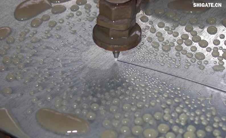 在工業(yè)生產(chǎn)中,鋼板切割是一項(xiàng)至關(guān)重要的工藝,廣泛應(yīng)用于機(jī)械制造、建筑、橋梁建設(shè)等多個(gè)領(lǐng)域。為了滿足不同項(xiàng)目的需求,鋼板切割采用了多種加工方式。本文將詳細(xì)介紹鋼板切割中常見的幾種加工方式,包括火焰切割、激光切割、等離子切割、水刀切割以及機(jī)械切割等。 一、火焰切割 火焰切割是利用氧氣和乙炔的燃燒產(chǎn)生的高溫火焰來切割鋼板的一種加工方式。在切割過程中,火焰將鋼板局部加熱至熔化狀態(tài),同時(shí)氧氣流將熔化的金屬吹走,形成切口。火焰切割設(shè)備相對(duì)簡(jiǎn)單,成本低廉,適用于切割厚度較大的鋼板。然而,由于切割過程中產(chǎn)生的熱影響區(qū)較大,易導(dǎo)致鋼板變形和材質(zhì)變化,因此精度和表面質(zhì)量相對(duì)較低。 二、激光切割 激光切割是利用高功率密度的激光束照射鋼板表面,使鋼板迅速熔化、汽化或達(dá)到點(diǎn)燃點(diǎn),同時(shí)以高速氣流將熔化或燃燒的金屬吹走,形成切口。激光切割具有切割速度快、精度高、熱影響區(qū)小等優(yōu)點(diǎn),特別適用于切割薄板和中厚板。此外,激光切割還能實(shí)現(xiàn)自動(dòng)化和智能化生產(chǎn),提高生產(chǎn)效率。 三、等離子切割 等離子切割是利用高溫、高速度的等離子氣體流對(duì)鋼板進(jìn)行切割的一種加工方式。在切割過程中,等離子氣體流將鋼板局部熔化,并通過氣流將熔化的金屬吹走。等離子切割適用于切割中厚板和厚板,具有切割速度快、熱影響區(qū)小、切口平整等優(yōu)點(diǎn)。然而,等離子切割設(shè)備的成本較高,維護(hù)也相對(duì)復(fù)雜。 四、水刀切割 水刀切割是利用高壓水流對(duì)鋼板進(jìn)行切割的一種加工方式。在切割過程中,高壓水流將鋼板局部沖蝕,形成切口。水刀切割具有切割精度高、表面質(zhì)量好、無熱影響區(qū)等優(yōu)點(diǎn),特別適用于切割薄板和對(duì)表面質(zhì)量要求較高的項(xiàng)目。此外,水刀切割還能實(shí)現(xiàn)綠色生產(chǎn),減少環(huán)境污染。 五、機(jī)械切割 機(jī)械切割是利用切割機(jī)械對(duì)鋼板進(jìn)行切割的一種加工方式,如鋸床切割、銑床切割等。機(jī)械切割適用于切割各種厚度和材質(zhì)的鋼板,具有切割精度高、切口平整、適應(yīng)性強(qiáng)等優(yōu)點(diǎn)。然而,機(jī)械切割的速度相對(duì)較慢,生產(chǎn)效率較低,且對(duì)于較厚的鋼板,切割難度較大。 在選擇鋼板切割加工方式時(shí),需要根據(jù)項(xiàng)目的具體需求、鋼板的厚度和材質(zhì)、生產(chǎn)效率和成本等因素進(jìn)行綜合考慮。對(duì)于要求高精度、高表面質(zhì)量的切割項(xiàng)目,激光切割和水刀切割是較為理想的選擇;對(duì)于切割厚度較大、對(duì)表面質(zhì)量要求不高的項(xiàng)目,火焰切割和等離子切割則更具優(yōu)勢(shì);而對(duì)于需要靈活應(yīng)對(duì)各種切割需求的場(chǎng)景,機(jī)械切割則是一種可靠的選擇。 總之,隨著科技的不斷進(jìn)步和工業(yè)生產(chǎn)的不斷發(fā)展,鋼板切割加工方式也在不斷創(chuàng)新和完善。了解各種加工方式的優(yōu)缺點(diǎn),并根據(jù)實(shí)際需求選擇合適的加工方式,對(duì)于提高鋼板切割的質(zhì)量和效率具有重要意義。 在工業(yè)生產(chǎn)中,鋼板切割是一項(xiàng)至關(guān)重要的工藝,廣泛應(yīng)用于機(jī)械制造、建筑、橋梁建設(shè)等多個(gè)領(lǐng)域。為了滿足不同項(xiàng)目的需求,鋼板切割采用了多種加工方式。本文將詳細(xì)介紹鋼板切割中常見的幾種加工方式,包括火焰切割、激光切割、等離子切割、水刀切割以及機(jī)械切割等。 一、火焰切割 火焰切割是利用氧氣和乙炔的燃燒產(chǎn)生的高溫火焰來切割鋼板的一種加工方式。在切割過程中,火焰將鋼板局部加熱至熔化狀態(tài),同時(shí)氧氣流將熔化的金屬吹走,形成切口。火焰切割設(shè)備相對(duì)簡(jiǎn)單,成本低廉,適用于切割厚度較大的鋼板。然而,由于切割過程中產(chǎn)生的熱影響區(qū)較大,易導(dǎo)致鋼板變形和材質(zhì)變化,因此精度和表面質(zhì)量相對(duì)較低。 二、激光切割 激光切割是利用高功率密度的激光束照射鋼板表面,使鋼板迅速熔化、汽化或達(dá)到點(diǎn)燃點(diǎn),同時(shí)以高速氣流將熔化或燃燒的金屬吹走,形成切口。激光切割具有切割速度快、精度高、熱影響區(qū)小等優(yōu)點(diǎn),特別適用于切割薄板和中厚板。此外,激光切割還能實(shí)現(xiàn)自動(dòng)化和智能化生產(chǎn),提高生產(chǎn)效率。 三、等離子切割 等離子切割是利用高溫、高速度的等離子氣體流對(duì)鋼板進(jìn)行切割的一種加工方式。在切割過程中,等離子氣體流將鋼板局部熔化,并通過氣流將熔化的金屬吹走。等離子切割適用于切割中厚板和厚板,具有切割速度快、熱影響區(qū)小、切口平整等優(yōu)點(diǎn)。然而,等離子切割設(shè)備的成本較高,維護(hù)也相對(duì)復(fù)雜。 四、水刀切割 水刀切割是利用高壓水流對(duì)鋼板進(jìn)行切割的一種加工方式。在切割過程中,高壓水流將鋼板局部沖蝕,形成切口。水刀切割具有切割精度高、表面質(zhì)量好、無熱影響區(qū)等優(yōu)點(diǎn),特別適用于切割薄板和對(duì)表面質(zhì)量要求較高的項(xiàng)目。此外,水刀切割還能實(shí)現(xiàn)綠色生產(chǎn),減少環(huán)境污染。 五、機(jī)械切割 機(jī)械切割是利用切割機(jī)械對(duì)鋼板進(jìn)行切割的一種加工方式,如鋸床切割、銑床切割等。機(jī)械切割適用于切割各種厚度和材質(zhì)的鋼板,具有切割精度高、切口平整、適應(yīng)性強(qiáng)等優(yōu)點(diǎn)。然而,機(jī)械切割的速度相對(duì)較慢,生產(chǎn)效率較低,且對(duì)于較厚的鋼板,切割難度較大。 在選擇鋼板切割加工方式時(shí),需要根據(jù)項(xiàng)目的具體需求、鋼板的厚度和材質(zhì)、生產(chǎn)效率和成本等因素進(jìn)行綜合考慮。對(duì)于要求高精度、高表面質(zhì)量的切割項(xiàng)目,激光切割和水刀切割是較為理想的選擇;對(duì)于切割厚度較大、對(duì)表面質(zhì)量要求不高的項(xiàng)目,火焰切割和等離子切割則更具優(yōu)勢(shì);而對(duì)于需要靈活應(yīng)對(duì)各種切割需求的場(chǎng)景,機(jī)械切割則是一種可靠的選擇。 總之,隨著科技的不斷進(jìn)步和工業(yè)生產(chǎn)的不斷發(fā)展,鋼板切割加工方式也在不斷創(chuàng)新和完善。了解各種加工方式的優(yōu)缺點(diǎn),并根據(jù)實(shí)際需求選擇合適的加工方式,對(duì)于提高鋼板切割的質(zhì)量和效率具有重要意義。