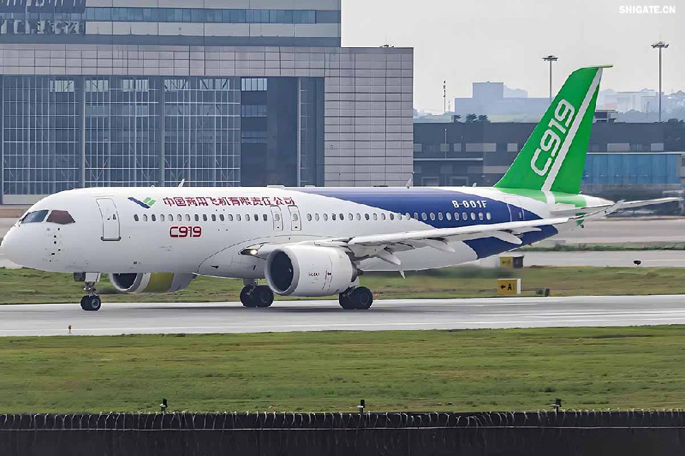 12月9日,國產(chǎn)大飛機C919的全球首家用戶東航,正式接收首架C919飛機,標(biāo)志著國產(chǎn)大飛機邁出市場運營的“第一步”,也標(biāo)志著中國民航運輸市場首次擁有中國自主研發(fā)的噴氣式干線飛機。 消息傳來,河鋼集團干部職工倍感振奮。因為,國產(chǎn)大飛機工程也凝聚了河鋼干部職工的心血和汗水,見證了河鋼人的獨特貢獻。河鋼自主研發(fā)的390mm大厚度調(diào)質(zhì)鋼20MnNiMo,填補國內(nèi)空白,用于大飛機項目的核心設(shè)備——世界最大的8萬噸級模鍛壓機制造,為國產(chǎn)大飛機提供堅強的鋼鐵支撐。 建功大國重器 航空模鍛件是飛機的“鋼脊鐵翅”,需要大型的模鍛設(shè)備才能高質(zhì)量批量鍛制。在中國制造大型模鍛壓機之前,僅有美國、俄羅斯、法國3個國家有類似設(shè)備,最大鍛造等級為俄羅斯的7.5萬噸級。 2003年,我國啟動重型模鍛壓機論證,組成專家隊伍開始研制世界最大的8萬噸級大型模鍛壓機。正是該項目的啟動,讓河鋼與國產(chǎn)大飛機結(jié)下不解之緣。 制造模鍛壓機機架所用頂級鋼板——大厚度調(diào)質(zhì)鋼20MnNiMo,是該裝備中生產(chǎn)難度最大的鋼種,內(nèi)部致密度、純潔度、機械性能及平直度等各項標(biāo)準(zhǔn)要求極高,且由于鋼板大單重、大厚度,其表面質(zhì)量、性能合格率、探傷合格率極難保證,生產(chǎn)難度很大。此前,國內(nèi)沒有廠家能夠生產(chǎn),國外進口同類鋼板每噸價格高達8萬元。 “為國造好鋼,建功大國重器。助力大飛機制造,河鋼人義不容辭!”2009年2月,接到任務(wù)的河鋼集團舞鋼公司(以下簡稱舞鋼)立即組織技術(shù)人員開展專項攻關(guān),先后解決了鋼板內(nèi)部金屬致密度純潔度、鋼板表面質(zhì)量、鋼板熱處理機械性能、鋼板平直度等多項重大技術(shù)難題。 經(jīng)過6個多月的攻堅克難,2009年7月,總量為82塊、2348噸的390mm大厚度調(diào)質(zhì)鋼20MnNiMo全部生產(chǎn)完畢并成功交付。產(chǎn)品各項性能均超出國外同類產(chǎn)品標(biāo)準(zhǔn),完全能夠滿足使用要求,價格卻遠遠低于同類進口產(chǎn)品,鋼板全部高質(zhì)量按期交貨,獲得高度評價。 2013年4月,8萬噸級大型模鍛壓機建成投產(chǎn)。這臺總高42米、總重2.2萬噸的世界最大模鍛壓機,最大模鍛壓制力可達1000MN,壓機尺寸、整體質(zhì)量和最大單件重量均為世界之首,僅用3分半鐘便可制作一個飛機起落架,將我國高端重大裝備的制造能力托舉到國際頂級水平。 2015年11月2日,由8萬噸大型模鍛壓機生產(chǎn)出的首款新一代噴氣式干線客機C919,面向全球公開亮相,壓機尺寸、整體質(zhì)量和最大單件重量均為世界之首。 研發(fā)“爭氣鋼” 在河鋼人心中,為國產(chǎn)大飛機項目關(guān)鍵設(shè)備自主研發(fā)“爭氣鋼”,是一份舍我其誰的光榮和信任,更是一份為國爭光的使命和責(zé)任。秉持著這樣的認識和定位,舞鋼技術(shù)人員充分發(fā)揮技術(shù)優(yōu)勢,通力協(xié)作、密切配合,圓滿完成390mm大厚度調(diào)質(zhì)鋼20MnNiMo研制任務(wù)。大厚度調(diào)質(zhì)鋼20MnNiMo的研發(fā)過程中,煉鋼過程是關(guān)鍵環(huán)節(jié)之一。“由于390毫米厚的大飛機用調(diào)質(zhì)鋼20MnNiMo要求內(nèi)部致密度、潔凈度、調(diào)質(zhì)后機械性能等各項標(biāo)準(zhǔn)都非常高,在一煉鋼環(huán)節(jié),生產(chǎn)高品質(zhì)的合格電渣錠熔煉母材——優(yōu)質(zhì)20MnNiMo連鑄坯是基礎(chǔ)。”作為舞鋼電渣重熔技術(shù)的首批研發(fā)者、參與者、見證者,舞鋼一檔技術(shù)主管畢殿閣談及該鋼的研發(fā)記憶猶新,“在此之前,20MnNiMo鋼種從未在舞鋼一煉鋼1900mm連鑄機生產(chǎn)線上生產(chǎn)過。” 據(jù)畢殿閣介紹,由于高鎳高鉬連鑄坯易產(chǎn)生裂紋,生產(chǎn)困難不可想象。但大飛機項目作為國家一項重大項目,“建功大國重器”激發(fā)了職工們的榮耀感和使命感,舞鋼為此專門成立了攻關(guān)隊,并制定了一系列激勵措施,全力以赴挑戰(zhàn)極限,克服了一切不可預(yù)見的困難。 連鑄車間從控制澆注鋼水過熱度、調(diào)整鑄機二冷水參數(shù)、調(diào)整鑄機澆注拉速等,一項一項消除可能造成澆注失敗的不利因素,成功研發(fā)出了針對20MnNiMo鋼種的澆注工藝,并保證了鋼坯成功澆注。在電渣重熔環(huán)節(jié),創(chuàng)新渣系的研究與開發(fā)以及熔速、冷卻制度,確保電渣爐的生產(chǎn)順行和電渣錠內(nèi)部質(zhì)量。 20MnNiMo鋼板軋制環(huán)節(jié),更是困難重重,最大的難關(guān)莫過于鋼板表面質(zhì)量及板型軋制攻關(guān)。 今年50歲的“河鋼工匠”、舞鋼軋鋼首批高級作業(yè)師任亞強是當(dāng)時20MnNiMo軋制攻關(guān)團隊的主操手。“當(dāng)時是20MnNiMo鋼板的國內(nèi)首次生產(chǎn),我們必須要精心操作、精準(zhǔn)控制,努力實現(xiàn)‘國內(nèi)首創(chuàng)’優(yōu)秀成果。”為此,任亞強連續(xù)半個月堅守在崗位上,并通過自己的觀察、思考,提出在軋制中對留尾、展寬及道次壓下量進行優(yōu)化,改善鋼板平直度,在終軋道次采用低速大壓下規(guī)程軋制的工藝改進方案。方案實施后,攻克了該鋼表面不允許有任何缺陷,平直度不超過6mm/米的行業(yè)軋制技術(shù)難題,圓滿完成該鋼種的軋制任務(wù)。 “人隨鋼走”是研發(fā)團隊成員、舞鋼科技部核電鋼研究所主管工程師張萌工作狀態(tài)的寫照。那段時間里,他日夜跟蹤生產(chǎn),從煉鋼到軋鋼,采集記錄數(shù)據(jù),為各環(huán)節(jié)的技術(shù)升級積淀原始依據(jù)。 為攻克該類大厚度鋼板內(nèi)部性能易波動行業(yè)難題,他和同事輪流在生產(chǎn)現(xiàn)場熬夜,實在困了就趴在桌子邊打個盹兒。經(jīng)過反復(fù)研究、試驗,他們最終找出了問題原因,根據(jù)試驗數(shù)據(jù)三次對工藝進行技術(shù)升級,得到了最優(yōu)工藝方案,也為后續(xù)其他品種電渣鋼的研發(fā)打下基礎(chǔ)。在鋼板熱處理工序,專門對一軋鋼的車底式爐進行技術(shù)升級攻關(guān),保證了390mm厚、5米多長的鋼板熱處理冷卻后的性能穩(wěn)定;他們創(chuàng)新鋼板壓平工藝,攻克了鋼板的平直度難以控制的技術(shù)難題。 回憶那段難忘的研制經(jīng)歷,張萌動情地說:“在熱處理環(huán)節(jié),面對著數(shù)百度的輻射高溫,我們的職工們一只胳膊擋住被烤得生疼的臉,另一只胳膊湊近鋼板去放墊塊。正是經(jīng)受住這樣的‘烤’驗,和精細到每一個環(huán)節(jié)的全方位過程控制,才讓我們收獲了來之不易的研發(fā)碩果。” 點亮河鋼品牌 390mm大厚度調(diào)質(zhì)鋼20MnNiMo的成功研制,為舞鋼積淀了豐厚的技術(shù)優(yōu)勢——“大飛機項目用390mm厚20MnNiMo鋼板的研制開發(fā)”技術(shù)成果榮獲中國鋼鐵工業(yè)協(xié)會、中國金屬學(xué)會和河北省冶金科學(xué)技術(shù)獎;電渣重熔技術(shù)成為舞鋼當(dāng)前的“王牌技術(shù)”之一,電渣重熔水電鋼S500Q、S550Q最大厚度達到285mm厚度,在國內(nèi)獨占鰲頭;核電鋼Q345D國標(biāo)一級探傷要求380mm厚度規(guī)格品質(zhì)國內(nèi)首屈一指……以研發(fā)國家重大工程急需鋼材為己任,舞鋼在全面對接高端市場、服務(wù)國家重大工程中,實現(xiàn)了產(chǎn)品競爭力的快速提升。 在航空航天用鋼領(lǐng)域,舞鋼為中國首次載人航天飛行及天宮一號、神舟九號和長征二號F的研制配套做出了突出貢獻。同時,在水電、核電、石油化工煤化工、海洋工程、高層建筑、橋梁等用鋼諸多領(lǐng)域,均發(fā)揮了關(guān)鍵性作用。 舞鋼的產(chǎn)品創(chuàng)新研發(fā),是河鋼持續(xù)推進客戶結(jié)構(gòu)、產(chǎn)品結(jié)構(gòu)“兩個結(jié)構(gòu)優(yōu)化”的縮影。近年來,河鋼大力培育行業(yè)第一、唯一,加快在超高強汽車鋼、覆膜家電板、海工鋼等領(lǐng)域打造更多“單打冠軍”。 研制開發(fā)的船用LNG低溫奧氏體型高錳鋼、超厚加釩鉻鉬鋼板、特殊功能鋅鋁鎂涂層等30余個新產(chǎn)品填補國內(nèi)空白。核電用鋼、海洋工程用鋼、鍋爐及壓力容器用鋼、高強抗震鋼筋等產(chǎn)品國內(nèi)第一品牌優(yōu)勢更加凸顯…… 如今,河鋼定制研發(fā)的一系列高端產(chǎn)品廣泛應(yīng)用于港珠澳大橋、“華龍一號”核電站、“天眼”工程、奧運工程、國產(chǎn)大飛機、極地重載運輸船、航空航天等系列重大科技和工程項目,在鑄就“大國重器”中彰顯了河鋼品牌的力量與擔(dān)當(dāng)。 12月9日,國產(chǎn)大飛機C919的全球首家用戶東航,正式接收首架C919飛機,標(biāo)志著國產(chǎn)大飛機邁出市場運營的“第一步”,也標(biāo)志著中國民航運輸市場首次擁有中國自主研發(fā)的噴氣式干線飛機。 消息傳來,河鋼集團干部職工倍感振奮。因為,國產(chǎn)大飛機工程也凝聚了河鋼干部職工的心血和汗水,見證了河鋼人的獨特貢獻。河鋼自主研發(fā)的390mm大厚度調(diào)質(zhì)鋼20MnNiMo,填補國內(nèi)空白,用于大飛機項目的核心設(shè)備——世界最大的8萬噸級模鍛壓機制造,為國產(chǎn)大飛機提供堅強的鋼鐵支撐。 建功大國重器 航空模鍛件是飛機的“鋼脊鐵翅”,需要大型的模鍛設(shè)備才能高質(zhì)量批量鍛制。在中國制造大型模鍛壓機之前,僅有美國、俄羅斯、法國3個國家有類似設(shè)備,最大鍛造等級為俄羅斯的7.5萬噸級。 2003年,我國啟動重型模鍛壓機論證,組成專家隊伍開始研制世界最大的8萬噸級大型模鍛壓機。正是該項目的啟動,讓河鋼與國產(chǎn)大飛機結(jié)下不解之緣。 制造模鍛壓機機架所用頂級鋼板——大厚度調(diào)質(zhì)鋼20MnNiMo,是該裝備中生產(chǎn)難度最大的鋼種,內(nèi)部致密度、純潔度、機械性能及平直度等各項標(biāo)準(zhǔn)要求極高,且由于鋼板大單重、大厚度,其表面質(zhì)量、性能合格率、探傷合格率極難保證,生產(chǎn)難度很大。此前,國內(nèi)沒有廠家能夠生產(chǎn),國外進口同類鋼板每噸價格高達8萬元。 “為國造好鋼,建功大國重器。助力大飛機制造,河鋼人義不容辭!”2009年2月,接到任務(wù)的河鋼集團舞鋼公司(以下簡稱舞鋼)立即組織技術(shù)人員開展專項攻關(guān),先后解決了鋼板內(nèi)部金屬致密度純潔度、鋼板表面質(zhì)量、鋼板熱處理機械性能、鋼板平直度等多項重大技術(shù)難題。 經(jīng)過6個多月的攻堅克難,2009年7月,總量為82塊、2348噸的390mm大厚度調(diào)質(zhì)鋼20MnNiMo全部生產(chǎn)完畢并成功交付。產(chǎn)品各項性能均超出國外同類產(chǎn)品標(biāo)準(zhǔn),完全能夠滿足使用要求,價格卻遠遠低于同類進口產(chǎn)品,鋼板全部高質(zhì)量按期交貨,獲得高度評價。 2013年4月,8萬噸級大型模鍛壓機建成投產(chǎn)。這臺總高42米、總重2.2萬噸的世界最大模鍛壓機,最大模鍛壓制力可達1000MN,壓機尺寸、整體質(zhì)量和最大單件重量均為世界之首,僅用3分半鐘便可制作一個飛機起落架,將我國高端重大裝備的制造能力托舉到國際頂級水平。 2015年11月2日,由8萬噸大型模鍛壓機生產(chǎn)出的首款新一代噴氣式干線客機C919,面向全球公開亮相,壓機尺寸、整體質(zhì)量和最大單件重量均為世界之首。 研發(fā)“爭氣鋼” 在河鋼人心中,為國產(chǎn)大飛機項目關(guān)鍵設(shè)備自主研發(fā)“爭氣鋼”,是一份舍我其誰的光榮和信任,更是一份為國爭光的使命和責(zé)任。秉持著這樣的認識和定位,舞鋼技術(shù)人員充分發(fā)揮技術(shù)優(yōu)勢,通力協(xié)作、密切配合,圓滿完成390mm大厚度調(diào)質(zhì)鋼20MnNiMo研制任務(wù)。大厚度調(diào)質(zhì)鋼20MnNiMo的研發(fā)過程中,煉鋼過程是關(guān)鍵環(huán)節(jié)之一。“由于390毫米厚的大飛機用調(diào)質(zhì)鋼20MnNiMo要求內(nèi)部致密度、潔凈度、調(diào)質(zhì)后機械性能等各項標(biāo)準(zhǔn)都非常高,在一煉鋼環(huán)節(jié),生產(chǎn)高品質(zhì)的合格電渣錠熔煉母材——優(yōu)質(zhì)20MnNiMo連鑄坯是基礎(chǔ)。”作為舞鋼電渣重熔技術(shù)的首批研發(fā)者、參與者、見證者,舞鋼一檔技術(shù)主管畢殿閣談及該鋼的研發(fā)記憶猶新,“在此之前,20MnNiMo鋼種從未在舞鋼一煉鋼1900mm連鑄機生產(chǎn)線上生產(chǎn)過。” 據(jù)畢殿閣介紹,由于高鎳高鉬連鑄坯易產(chǎn)生裂紋,生產(chǎn)困難不可想象。但大飛機項目作為國家一項重大項目,“建功大國重器”激發(fā)了職工們的榮耀感和使命感,舞鋼為此專門成立了攻關(guān)隊,并制定了一系列激勵措施,全力以赴挑戰(zhàn)極限,克服了一切不可預(yù)見的困難。 連鑄車間從控制澆注鋼水過熱度、調(diào)整鑄機二冷水參數(shù)、調(diào)整鑄機澆注拉速等,一項一項消除可能造成澆注失敗的不利因素,成功研發(fā)出了針對20MnNiMo鋼種的澆注工藝,并保證了鋼坯成功澆注。在電渣重熔環(huán)節(jié),創(chuàng)新渣系的研究與開發(fā)以及熔速、冷卻制度,確保電渣爐的生產(chǎn)順行和電渣錠內(nèi)部質(zhì)量。 20MnNiMo鋼板軋制環(huán)節(jié),更是困難重重,最大的難關(guān)莫過于鋼板表面質(zhì)量及板型軋制攻關(guān)。 今年50歲的“河鋼工匠”、舞鋼軋鋼首批高級作業(yè)師任亞強是當(dāng)時20MnNiMo軋制攻關(guān)團隊的主操手。“當(dāng)時是20MnNiMo鋼板的國內(nèi)首次生產(chǎn),我們必須要精心操作、精準(zhǔn)控制,努力實現(xiàn)‘國內(nèi)首創(chuàng)’優(yōu)秀成果。”為此,任亞強連續(xù)半個月堅守在崗位上,并通過自己的觀察、思考,提出在軋制中對留尾、展寬及道次壓下量進行優(yōu)化,改善鋼板平直度,在終軋道次采用低速大壓下規(guī)程軋制的工藝改進方案。方案實施后,攻克了該鋼表面不允許有任何缺陷,平直度不超過6mm/米的行業(yè)軋制技術(shù)難題,圓滿完成該鋼種的軋制任務(wù)。 “人隨鋼走”是研發(fā)團隊成員、舞鋼科技部核電鋼研究所主管工程師張萌工作狀態(tài)的寫照。那段時間里,他日夜跟蹤生產(chǎn),從煉鋼到軋鋼,采集記錄數(shù)據(jù),為各環(huán)節(jié)的技術(shù)升級積淀原始依據(jù)。 為攻克該類大厚度鋼板內(nèi)部性能易波動行業(yè)難題,他和同事輪流在生產(chǎn)現(xiàn)場熬夜,實在困了就趴在桌子邊打個盹兒。經(jīng)過反復(fù)研究、試驗,他們最終找出了問題原因,根據(jù)試驗數(shù)據(jù)三次對工藝進行技術(shù)升級,得到了最優(yōu)工藝方案,也為后續(xù)其他品種電渣鋼的研發(fā)打下基礎(chǔ)。在鋼板熱處理工序,專門對一軋鋼的車底式爐進行技術(shù)升級攻關(guān),保證了390mm厚、5米多長的鋼板熱處理冷卻后的性能穩(wěn)定;他們創(chuàng)新鋼板壓平工藝,攻克了鋼板的平直度難以控制的技術(shù)難題。 回憶那段難忘的研制經(jīng)歷,張萌動情地說:“在熱處理環(huán)節(jié),面對著數(shù)百度的輻射高溫,我們的職工們一只胳膊擋住被烤得生疼的臉,另一只胳膊湊近鋼板去放墊塊。正是經(jīng)受住這樣的‘烤’驗,和精細到每一個環(huán)節(jié)的全方位過程控制,才讓我們收獲了來之不易的研發(fā)碩果。” 點亮河鋼品牌 390mm大厚度調(diào)質(zhì)鋼20MnNiMo的成功研制,為舞鋼積淀了豐厚的技術(shù)優(yōu)勢——“大飛機項目用390mm厚20MnNiMo鋼板的研制開發(fā)”技術(shù)成果榮獲中國鋼鐵工業(yè)協(xié)會、中國金屬學(xué)會和河北省冶金科學(xué)技術(shù)獎;電渣重熔技術(shù)成為舞鋼當(dāng)前的“王牌技術(shù)”之一,電渣重熔水電鋼S500Q、S550Q最大厚度達到285mm厚度,在國內(nèi)獨占鰲頭;核電鋼Q345D國標(biāo)一級探傷要求380mm厚度規(guī)格品質(zhì)國內(nèi)首屈一指……以研發(fā)國家重大工程急需鋼材為己任,舞鋼在全面對接高端市場、服務(wù)國家重大工程中,實現(xiàn)了產(chǎn)品競爭力的快速提升。 在航空航天用鋼領(lǐng)域,舞鋼為中國首次載人航天飛行及天宮一號、神舟九號和長征二號F的研制配套做出了突出貢獻。同時,在水電、核電、石油化工煤化工、海洋工程、高層建筑、橋梁等用鋼諸多領(lǐng)域,均發(fā)揮了關(guān)鍵性作用。 舞鋼的產(chǎn)品創(chuàng)新研發(fā),是河鋼持續(xù)推進客戶結(jié)構(gòu)、產(chǎn)品結(jié)構(gòu)“兩個結(jié)構(gòu)優(yōu)化”的縮影。近年來,河鋼大力培育行業(yè)第一、唯一,加快在超高強汽車鋼、覆膜家電板、海工鋼等領(lǐng)域打造更多“單打冠軍”。 研制開發(fā)的船用LNG低溫奧氏體型高錳鋼、超厚加釩鉻鉬鋼板、特殊功能鋅鋁鎂涂層等30余個新產(chǎn)品填補國內(nèi)空白。核電用鋼、海洋工程用鋼、鍋爐及壓力容器用鋼、高強抗震鋼筋等產(chǎn)品國內(nèi)第一品牌優(yōu)勢更加凸顯…… 如今,河鋼定制研發(fā)的一系列高端產(chǎn)品廣泛應(yīng)用于港珠澳大橋、“華龍一號”核電站、“天眼”工程、奧運工程、國產(chǎn)大飛機、極地重載運輸船、航空航天等系列重大科技和工程項目,在鑄就“大國重器”中彰顯了河鋼品牌的力量與擔(dān)當(dāng)。