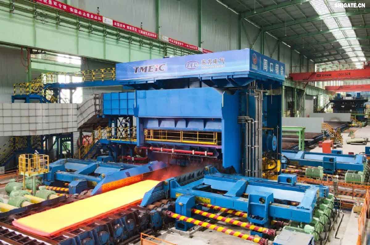 6月1日，河南鋼鐵集團周口基地簡稱（周鋼）二期寬厚板項目控制中心迎來重要里程碑：當操作員按下5500mm精軋機的軋制按鈕，通紅的鋼板如熔金般奔騰穿過軋輥，標志著5500mm軋機熱試圓滿成功。這一震撼場景與5月31日RH真空精煉爐、熱處理線熱試成功交相輝映，正式宣告世界首條“5600mm+5500mm雙超寬機架”寬厚板生產線全線貫通！生產線總長度達到1.4公里，構成了國內已知最長的寬厚板軋鋼車間，連接了近20個精密工序，深基坑群實現了全線的貫通布局。至此，河南鋼鐵集團強勢躋身全球高端鋼鐵制造“第一梯隊”，其高端化、智能化、綠色化發展及特鋼轉型進程由此開啟全新篇章！  6月1日，河南鋼鐵集團周口基地二期寬厚板項目控制中心迎來重要里程碑：當操作員按下5500mm精軋機的軋制按鈕，通紅的鋼板如熔金般奔騰穿過軋輥，標志著5500mm軋機熱試圓滿成功。這一震撼場景與5月31日RH真空精煉爐、熱處理線熱試成功交相輝映，正式宣告世界首條“5600mm+5500mm雙超寬機架”寬厚板生產線全線貫通！至此，河南鋼鐵集團強勢躋身全球高端鋼鐵制造“第一梯隊”，其高端化、智能化、綠色化發展及特鋼轉型進程由此開啟全新篇章！  51d4905bcb7b4c2dd850245e3f679bb4.jpg  這一里程碑時刻，不僅彰顯了河南鋼鐵集團的高端制造實力，更以硬核數據構筑起強勁的市場競爭力。全球唯一一條由5600mm超寬軋機與5500mm精軋機組成的超強產線，可軋制寬度達5300mm、厚度至300mm的船舶級巨板，徹底突破超寬幅特種鋼板的產能瓶頸。其中，RH真空精煉爐年處理鋼水能力達180萬噸，單爐最大處理量170噸，以高效穩定的精煉能力為高端鋼材純凈度筑牢根基。熱處理爐與淬火機系統更展現出頂尖加工水準：熱處理爐可處理厚度6-150mm、寬度900-5300mm、長度3-26米的鋼板，最大板重45噸；淬火機采用多段輥壓式設計，凈寬5700mm，針對26米超長鋼板實現1-60米/分的精準控溫淬火，年處理高端板材15.4萬噸，覆蓋正火、淬火+回火等全流程工藝，通過精準控溫提升產品硬度、強度，改善耐磨性與耐蝕性等關鍵性能，為橋梁鋼、容器鋼、建筑結構鋼等高端產品布局提供強力支撐。  640.jpg  該生產線聚焦海工用鋼、風電塔筒板、超高壓容器板等戰略產品，實現從巨輪龍骨（5300mm寬板）到百米風機塔筒（150mm厚板）的全尺寸覆蓋，助力河南省高端制造向全球產業鏈頂峰跨越。  這一里程碑時刻，不僅彰顯了河南鋼鐵集團的高端制造實力，更以硬核數據構筑起強勁的市場競爭力。全球唯一一條由5600mm超寬軋機與5500mm精軋機組成的超強產線，可軋制寬度達5300mm、厚度至300mm的船舶級巨板，徹底突破超寬幅特種鋼板的產能瓶頸。其中，RH真空精煉爐年處理鋼水能力達180萬噸，單爐最大處理量170噸，以高效穩定的精煉能力為高端鋼材純凈度筑牢根基。熱處理爐與淬火機系統更展現出頂尖加工水準：熱處理爐可處理厚度6-150mm、寬度900-5300mm、長度3-26米的鋼板，最大板重45噸；淬火機采用多段輥壓式設計，凈寬5700mm，針對26米超長鋼板實現1-60米/分的精準控溫淬火，年處理高端板材15.4萬噸，覆蓋正火、淬火+回火等全流程工藝，通過精準控溫提升產品硬度、強度，改善耐磨性與耐蝕性等關鍵性能，為橋梁鋼、容器鋼、建筑結構鋼等高端產品布局提供強力支撐。  1749170885283798.jpg  上圖為周鋼大門    6月1日，河南鋼鐵集團周口基地簡稱（周鋼）二期寬厚板項目控制中心迎來重要里程碑：當操作員按下5500mm精軋機的軋制按鈕，通紅的鋼板如熔金般奔騰穿過軋輥，標志著5500mm軋機熱試圓滿成功。這一震撼場景與5月31日RH真空精煉爐、熱處理線熱試成功交相輝映，正式宣告世界首條“5600mm+5500mm雙超寬機架”寬厚板生產線全線貫通！  超寬生產線    該生產線聚焦海工用鋼、風電塔筒板、超高壓容器板等戰略產品，實現從巨輪龍骨（5300mm寬板）到百米風機塔筒（150mm厚板）的全尺寸覆蓋，助力河南省高端制造向全球產業鏈頂峰跨越。