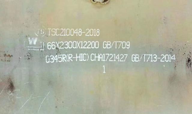 今年5月中旬，河鋼集團(tuán)舞鋼自主研發(fā)的195毫米厚Q345R（R-HIC）抗氫致開裂鋼板的首批360噸產(chǎn)品順利交付客戶，用于中東某客戶百萬噸級(jí)乙烯裂解裝置核心反應(yīng)器項(xiàng)目的高壓臨氫環(huán)境關(guān)鍵設(shè)備制造。此舉標(biāo)志著我國在特種壓力容器用鋼領(lǐng)域?qū)崿F(xiàn)重大突破，為全球石化裝備安全升級(jí)提供了“中國方案”。 為解決中東某客戶百萬噸級(jí)乙烯裂解裝置核心反應(yīng)器項(xiàng)目用鋼“零氫脆風(fēng)險(xiǎn)+全生命周期管理”等難題，舞鋼技術(shù)攻關(guān)團(tuán)隊(duì)根據(jù)多年積累的容器鋼研發(fā)經(jīng)驗(yàn)，不斷優(yōu)化生產(chǎn)工藝，采用超潔凈鋼冶煉、組織精準(zhǔn)調(diào)控、智能檢測體系等手段，在保證探傷合格的條件下，最終完成了大厚度、大單重的高端鋼板生產(chǎn)。  1749448588186650.jpg  舞鋼研發(fā)的Q345R（R-HIC）鋼板具有“抗氫+高韌+均質(zhì)”等優(yōu)良性能。該產(chǎn)品的成功研發(fā)，填補(bǔ)了我國超厚臨氫鋼的空白，其創(chuàng)新的氫陷阱調(diào)控技術(shù)還為國際同行提供了解決問題的全新方案。 隨著全球石化產(chǎn)業(yè)向低碳高效方向升級(jí)，舞鋼將持續(xù)深耕特種鋼材領(lǐng)域，建立“更純凈、更耐蝕、更智能”的產(chǎn)品矩陣，助力全球能源安全，讓中國鋼鐵成為高端裝備的“安全基石”。 （張培軍 柏光明）    《中國冶金報(bào)》（2025年06月06日 01版一版）